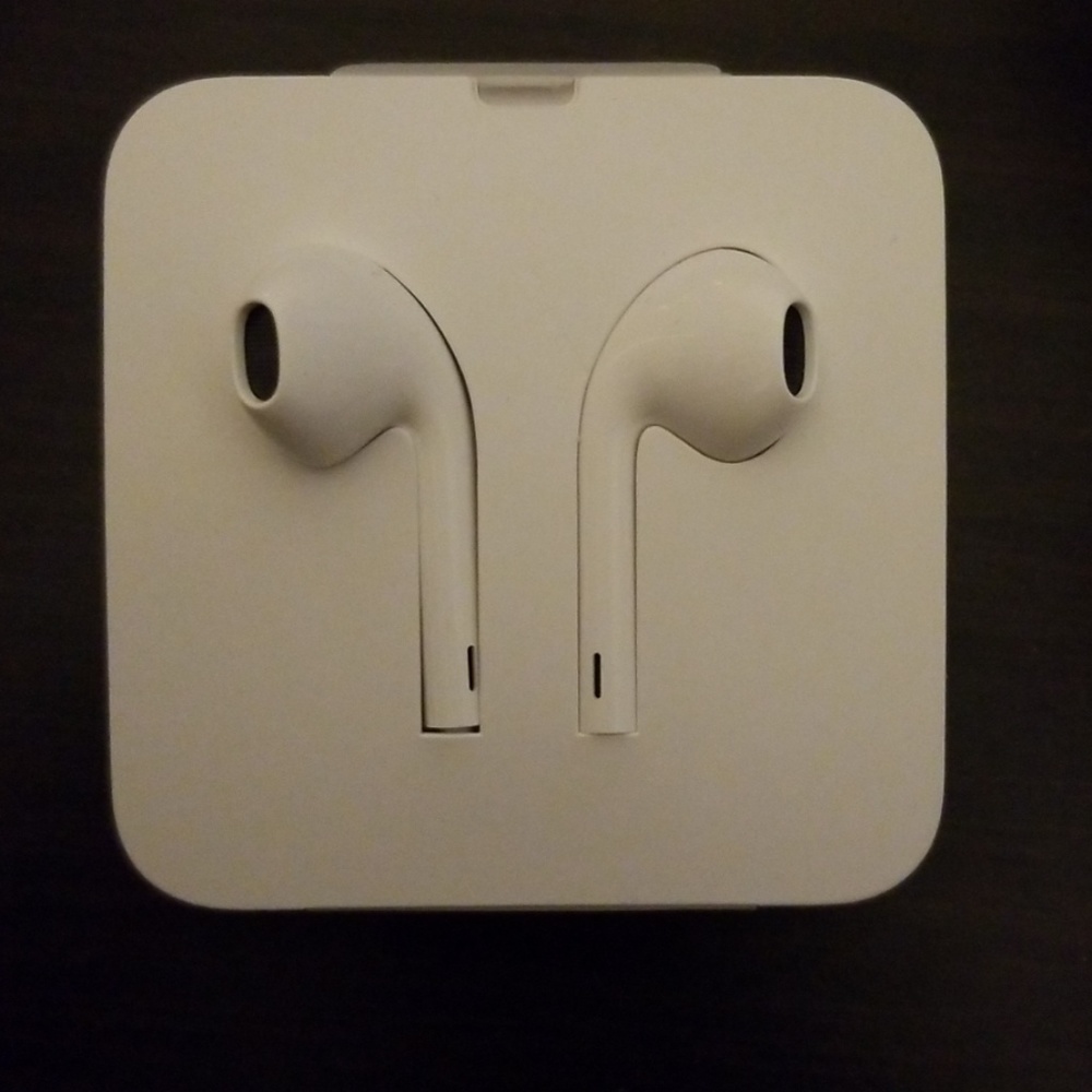 Apple earphones with lightning connector